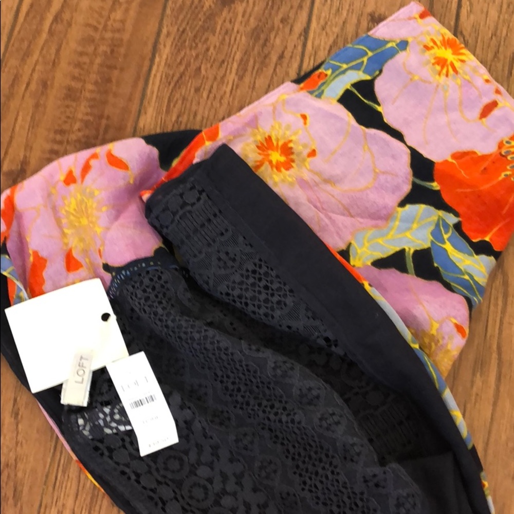 NWT, Ann Taylor Loft Hibiscus 🌺 Infinity Scarf